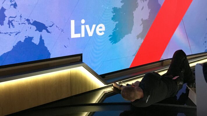 IAdea Deutschland - LED-Videowall Indoor - TV Studio-Serie - LED-Display hinter den Nachrichtensprechern
